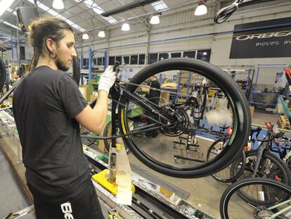 Un operario trabaja en la fábrica de bicicletas Orbea en Mallabia (Bizkaia).