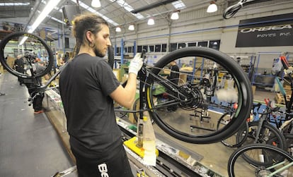 Un operario trabaja en la fábrica de bicicletas Orbea en Mallabia (Bizkaia).