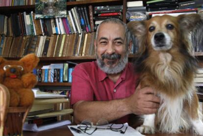 Leonardo Padura, fotografiado el viernes en su despacho del barrio obrero de Mantilla, en La Habana.