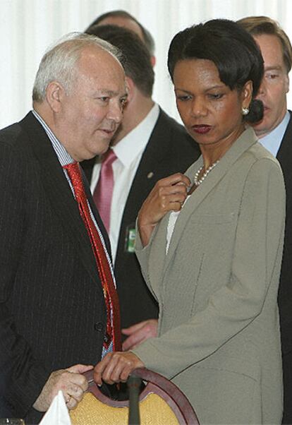 Miguel Ángel Moratinos y Condoleezza Rice, ayer en Bruselas.