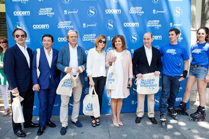 Ellos ya tienen su tote bag (de izquierda a derecha): Javier Pascual, Pedro Calvo, Hilario Alfaro, Empar Prieto, Ana Botella y Fernando Martínez Vidal, concejal del Distrito de Salamanca, acompañados de nuestros patinadores que proporcionaban información sobre ruedas.