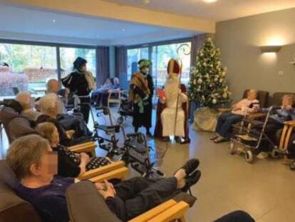 Imagen de la visita de San Nicolás a una residencia de ancianos de Bélgica en los primeros días de diciembre. 