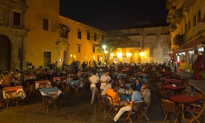 Turistas y comensales en Cartagena, Colombia. 