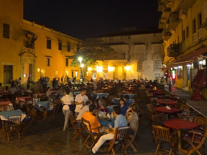 Turistas y comensales en Cartagena, Colombia. 