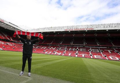 El nuevo entrenador del Manchester United, Jos&eacute; Mourinho, en su presentaci&oacute;n en el estadio de Old Trafford, en Manchester.