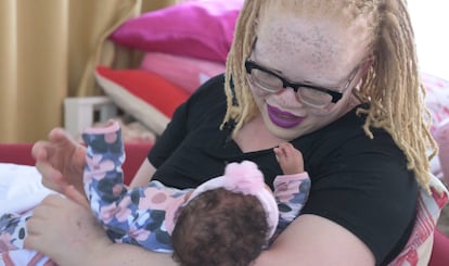 Jane Waithera avec sa fille de 15 mois. Photo : Light for the World et l’OMS.