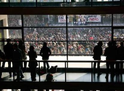 Estudiantes franceses asisten a una asamblea general convocada ayer en la Universidad de Burdeos, en el suroeste del país.