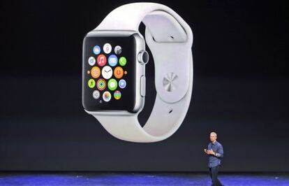 El presidente de Apple, Tim Cook, presenta el reloj, el pasado septiembre.