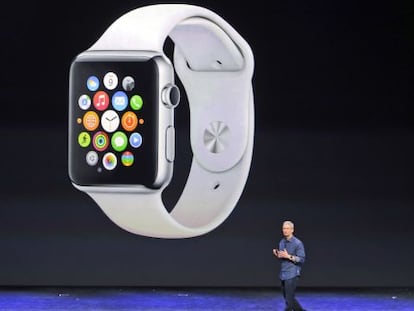 El presidente de Apple, Tim Cook, presenta el reloj, el pasado septiembre.