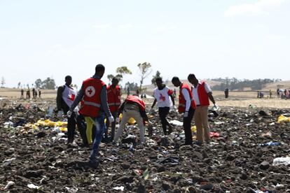 El vuelo tenía previsto concluir en el aeropuerto internacional de Nairobi Jomo Kenyatta a las 10.25 hora local (8.25 hora peninsular española). En la imagen, miembros de la Cruz Roja trabajan en la zona del siniestro.