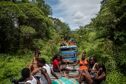 Varias familias retornan a sus tierras en chivas desde Buenaventura, tras dos años de haber sido desplazadas, en el Bajo Calima, el 14 de junio de 2024.