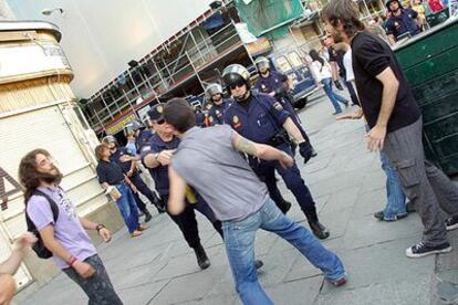 Agentes de policía se enfrentan con algunos manifestantes, ayer en la Puerta del Sol de Madrid.
