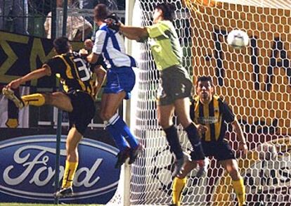 Pandiani, en el momento de marcar el primer gol del partido.