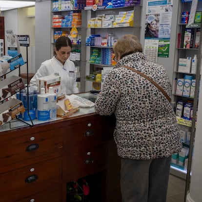 Una farmacia del centro de Sevilla, en febrero pasado.