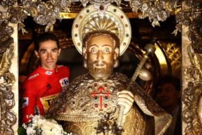 Contador posa junto al Apóstol de Santiago, tras proclamarse vencedor de la Vuelta.