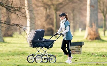 Una madre deportista. Kate, el pasado febrero, empuja el carrito del príncipe Jorge por los jardines del palacio de Kensington mientras hace deporte.