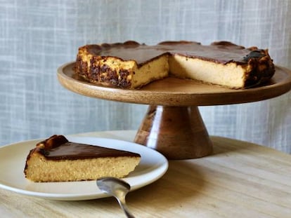 Tarta de queso y calabaza asada con cobertura de chocolate