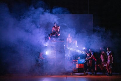 Ocho 'performers' acompañan a Bianchi en la segunda parte de su trilogía sobre violencia y arte.