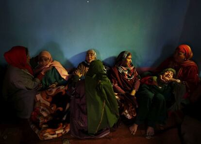 Familiares de Raja Begum lloran durante su funeral en Langate, cerca de Handwara, a 75 kilómetros al norte de Srinagar, la capital estival de la parte de Cachemira administrada por la India, hoy, 13 de abril de 2016. Tres civiles, incluida una mujer, murieron por los disparos de las tropas indias durante una manifestación contra la presuntos abusos sexuales cometidos contra una estudiante ayer en Handwara.