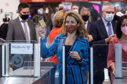 La ministra de Transportes, Movilidad y Agenda Urbana, Raquel Sánchez, muestra una tarjeta bancaria mientras cruza los tornos de la estación de Cercanías de Nuevos Ministerios en Madrid, el pasado lunes.