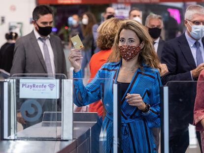 La ministra de Transportes, Movilidad y Agenda Urbana, Raquel Sánchez, muestra una tarjeta bancaria mientras cruza los tornos de la estación de Cercanías de Nuevos Ministerios en Madrid, el pasado lunes.