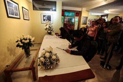 QUI01. QUITO (ECUADOR) 26/11/2016.- Un grupo de personas firma un libro de condolencias hoy, sábado 26 de noviembre de 2016, abierto tras el fallecimiento del líder cubano Fidel castro, en la embajada de Cuba en Quito (Ecuador). Ciudadanos amigos de Cuba en Ecuador junto con autoridades de la Isla en el país andino preparan un homenaje póstumo a la memoria del líder cubano Fidel Castro, fallecido a los 90 años la noche de este viernes en La Habana. EFE/José Jácome