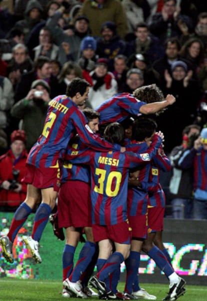 Los jugadores azulgrana celebran uno de los goles del equipo.