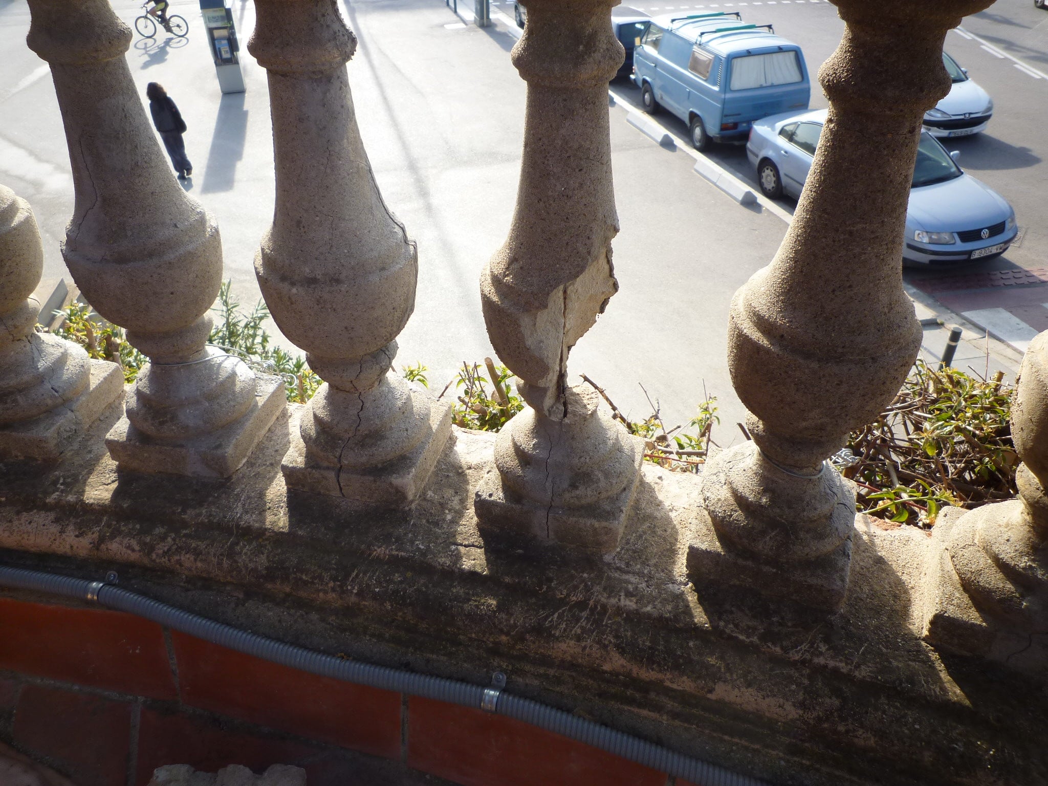 Una imagen de la balaustrada dañada del Palau.