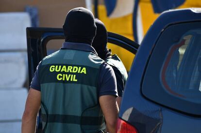 Dos agentes de la Guardia Civil.