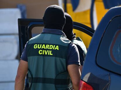 Dos agentes de la Guardia Civil.