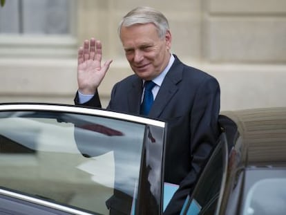 El primer ministro franc&eacute;s, Jean-Marc Ayrault,saluda hoy a su salida de la reuni&oacute;n semanal del gabinete en el El&iacute;seo.