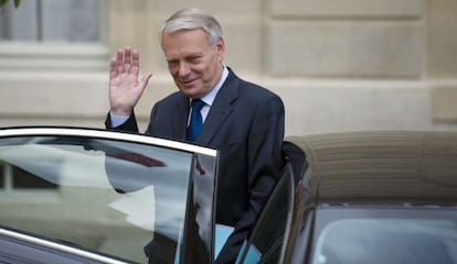 El primer ministro franc&eacute;s, Jean-Marc Ayrault,saluda hoy a su salida de la reuni&oacute;n semanal del gabinete en el El&iacute;seo.