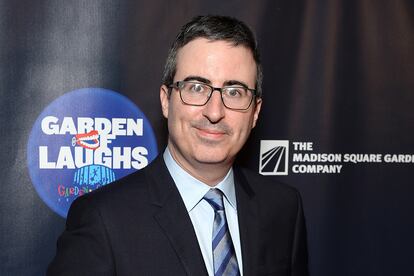 John Oliver

El presentador del noticiario satírico Last Week Tonight dedicó varios minutos de su programa a abordar la exclusiva de The New York Times. “Tienes razón Harvey, tu excusa no es una excusa. De hecho, tampoco había una excusa para tal comportamiento en los sesentas. En aquella época, no teníamos ni idea de que las mujeres no querían ser forzadas a mirar penes. No fue descubierto por los científicos hasta 1988. Era una época diferente”.