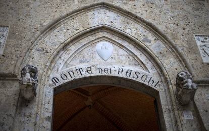 La sede de la Banca Monte Paschi en la plaza Salimbeni en Siena, Italia