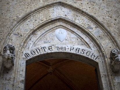 La sede de la Banca Monte Paschi en la plaza Salimbeni en Siena, Italia