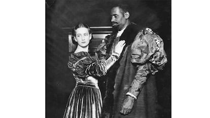 Peggy Ashcroft, en el papel de Desdémona, y Paul Robeson, como Otelo, en la producción shakesperiana del teatro Savoy de Londres en 1930.