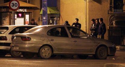 Varios agentes de policían identifican a supuestos usuarios de los 'taxis de la droga' en la calle de Amposta (San Blas)