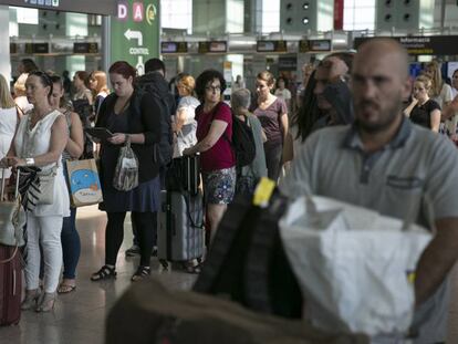 Cues de passatgers de Vueling ahir.