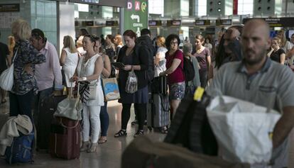 Cues de passatgers de Vueling ahir.