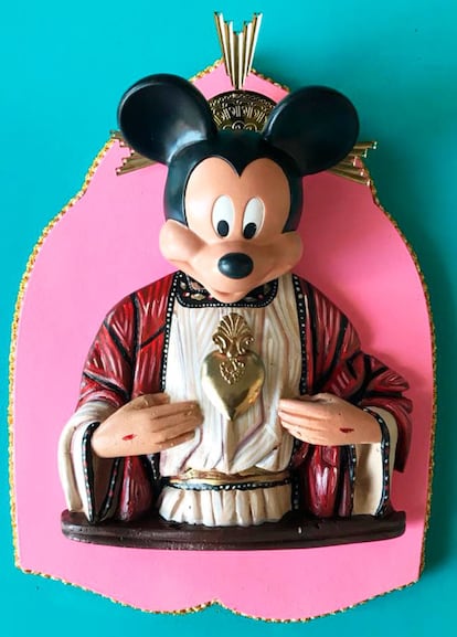 Los argentinos Marianela Perelli y Emiliano ‘’Pool’’ Paolini utilizan una técnica mixta sobre un muñeco Ken para representar un Mickey Mouse religioso con la intención de actualizar el canon de belleza de las imágenes religiosas y llamar la atención sobre la comercialización de la fe.