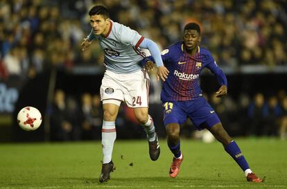 Facundo Roncaglia con Dembélé durante el partido.