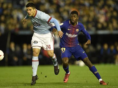 Facundo Roncaglia con Demb&eacute;l&eacute; durante el partido.