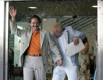 Primera boda entre homosexuales que se celebra en España, ocho días después de la aprobación de la ley que permite estas uniones. En la foto, Emilio Menéndez (i) y Carlos Baturín, reciben una lluvia de arroz de los asistentes, tras la ceremonia oficiada por el portavoz de IU en el Ayuntamiento de Tres Cantos, José Luis Martínez Cestau.