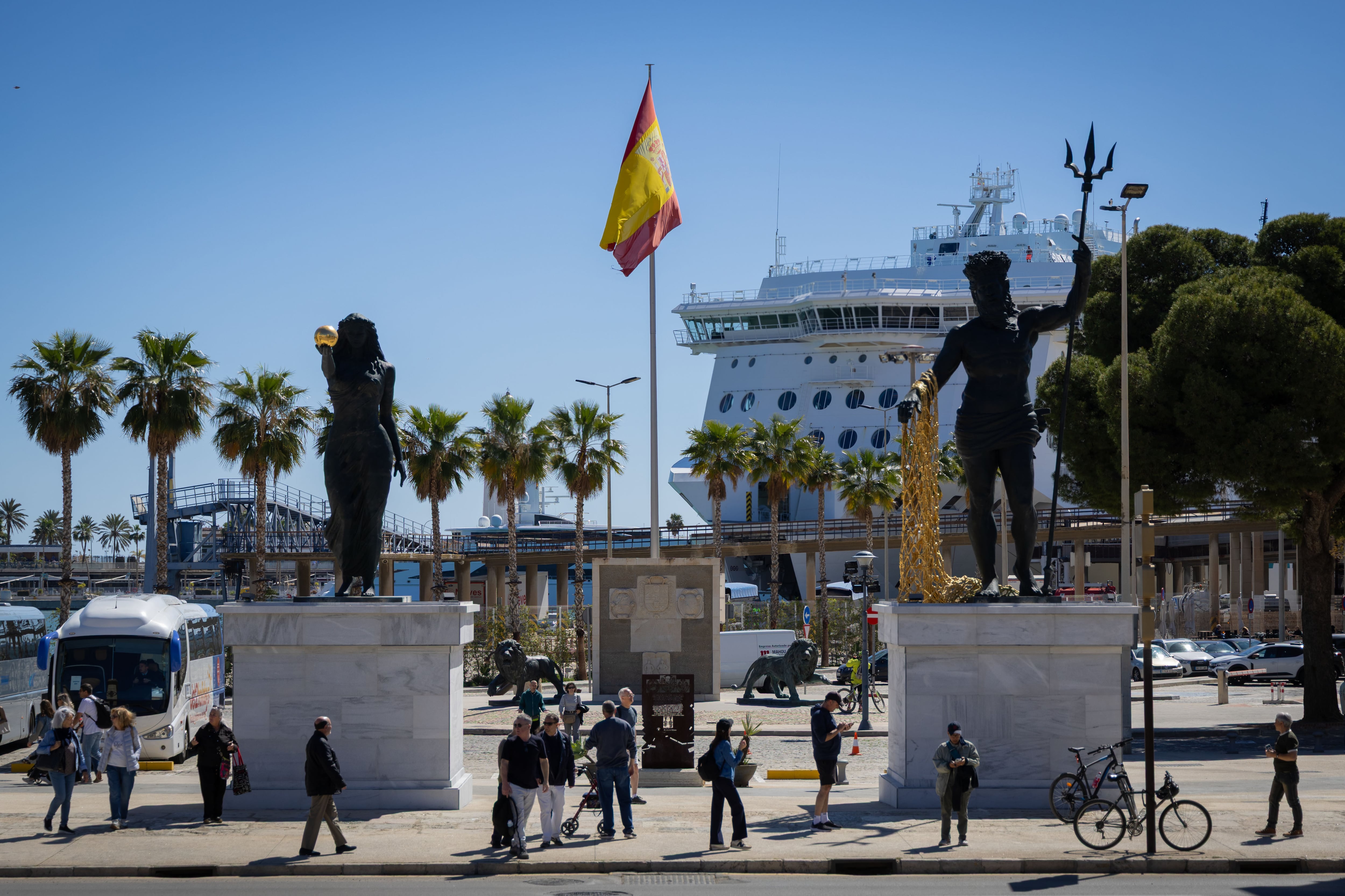 Las esculturas de Venus y Neptuno, del artista Ginés Serrán, en entrada al puerto de Málaga.
