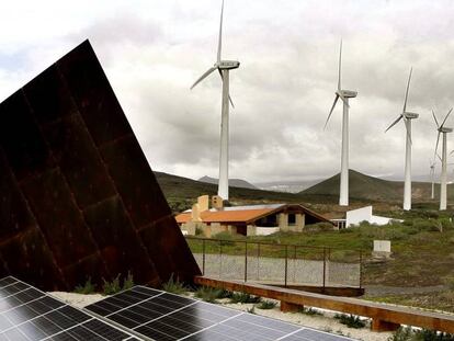 Paneles de energía solar y molinos eólicos en Santa Cruz de Tenerife.