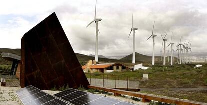 Paneles de energía solar y molinos eólicos en Santa Cruz de Tenerife.