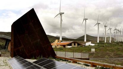 Paneles de energía solar y molinos eólicos en Santa Cruz de Tenerife.