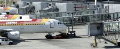 Un avión en la pista de la T4 del aeropuerto de Barajas. EFE/Archivo