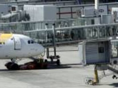 Un avión en la pista de la T4 del aeropuerto de Barajas. EFE/Archivo