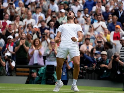 Alcaraz celebra la victoria contra Rune, este miércoles en la central de Wimbledon.